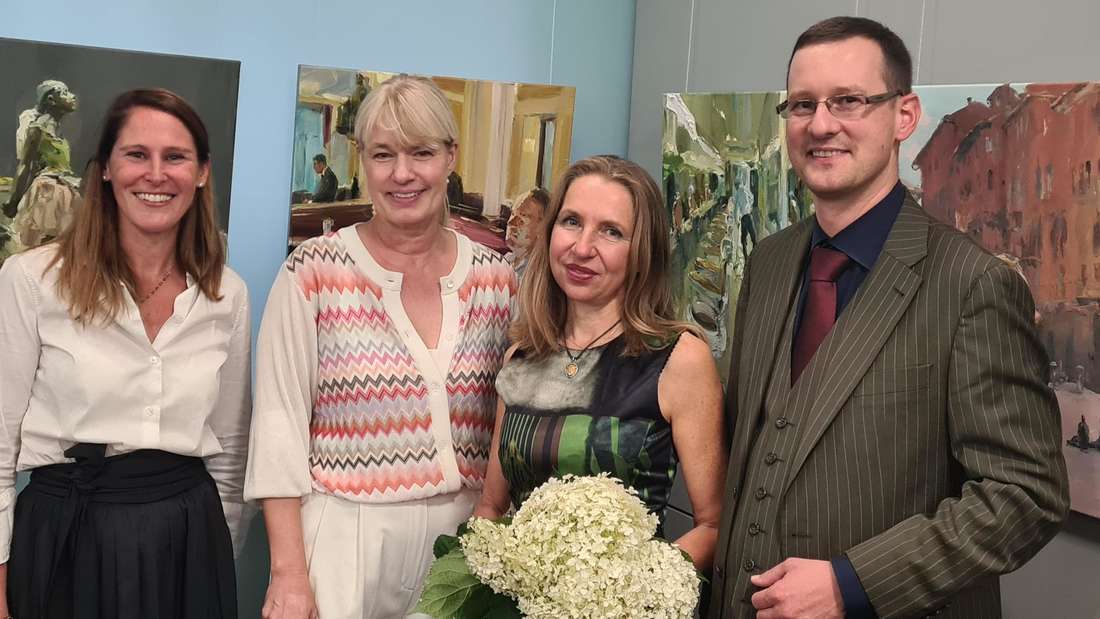 Künstlerin mit Blick auf den Menschen: Ekaterina Zacharova (3.v.l.) stellt in der HypoVereinsbank aus. Begrüßt wurde sie dort von Iris Ihßen (l.) und Thomas Friemel. Die Laudatio hielt Andrea Kühnhackl. 