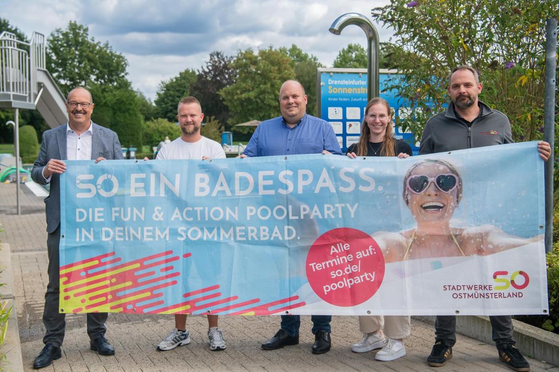 Stellten die Poolparty vor: Bürgermeister Carsten Grawunder (von links), Schwimmmeister Tim Kopowski, Lena Enstrup (Marketing der Stadtwerke) und Christian Prinsen, Leitung Stromnetz Drensteinfurt.