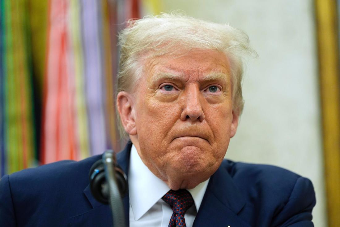 Donald Trump blickt entschlossen, wütend und schmallippig in die Kamera.