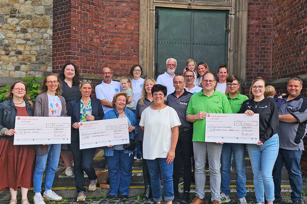 Organisatoren und Unterstützer des LKW-Euregio-Benefiz-Konvois übergeben die Spendenschecks. Foto: Jessica Hissink - 