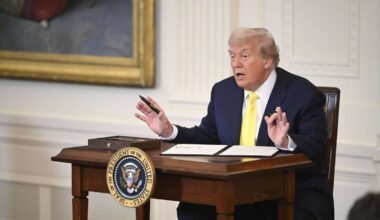 Trump befeuert Gerüchte über dritte Amtszeit mit „Trump 2028“-Mütze