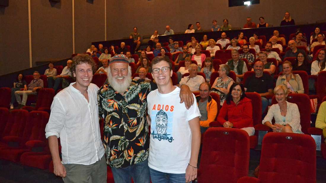 Zum Nachdenken anregen wollen (v.l.) Julian Wittmann, Wolfgang „Gangerl“ Clemens und Thomas Wittmann mit ihrem Film „Ausgsting“, der am 28. August ins Kino kommt. Das Erdinger Publikum der Vorpremiere war begeistert. 