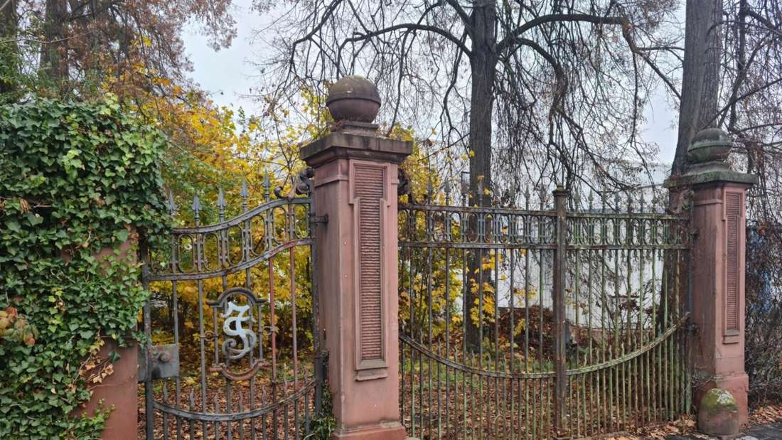 blo 080825 Offenbach das historische Tor der alten Schramm-Fabrik auf dem ehemaligen Akzo Nobel-Gelände