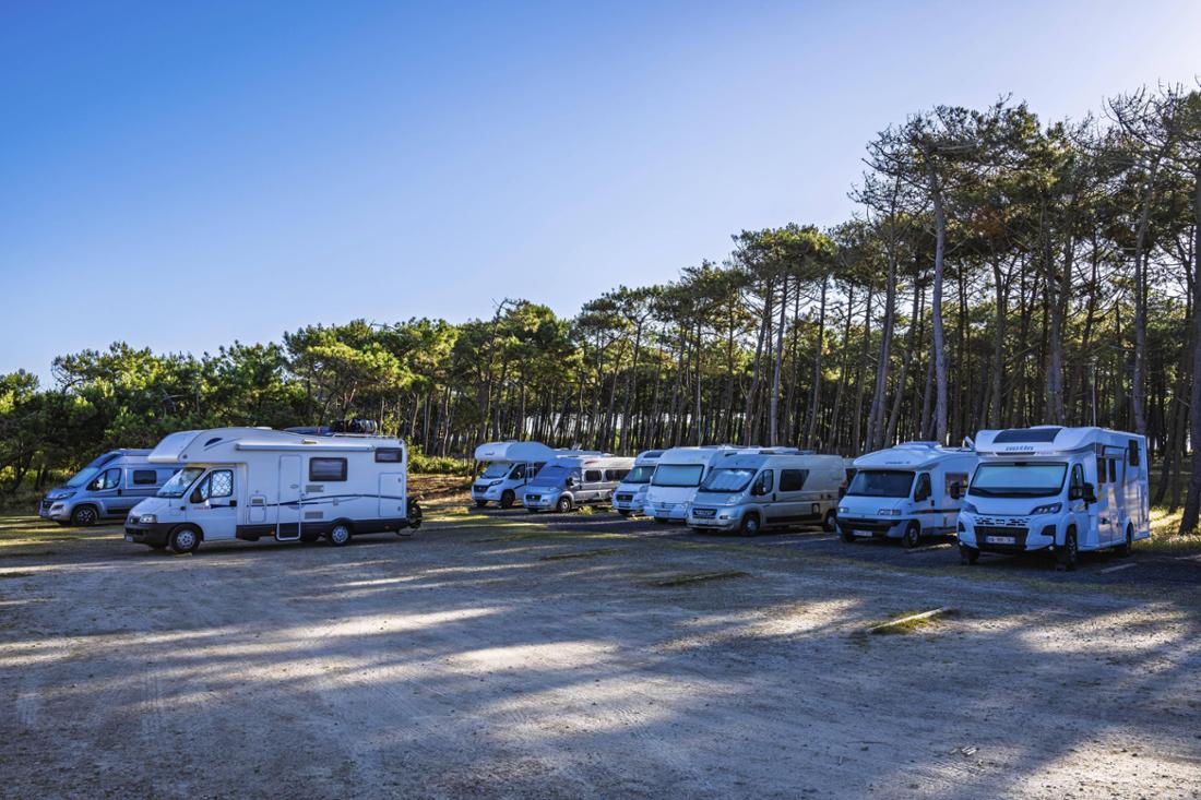 Wohnmobile auf einem Campingplatz