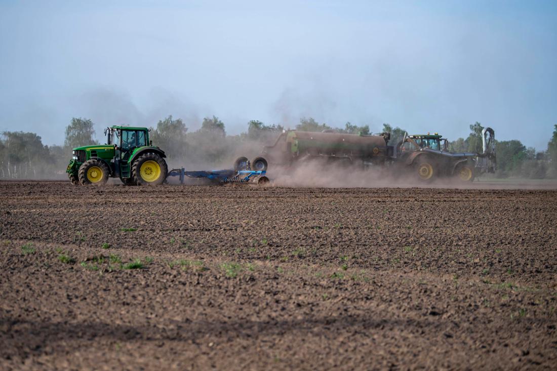 Ein Traktor auf dem Feld