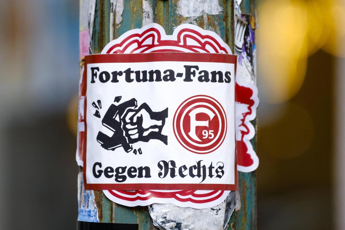 Aukleber mit der Aufschriftt Fortuna-Fans gegen rechts.