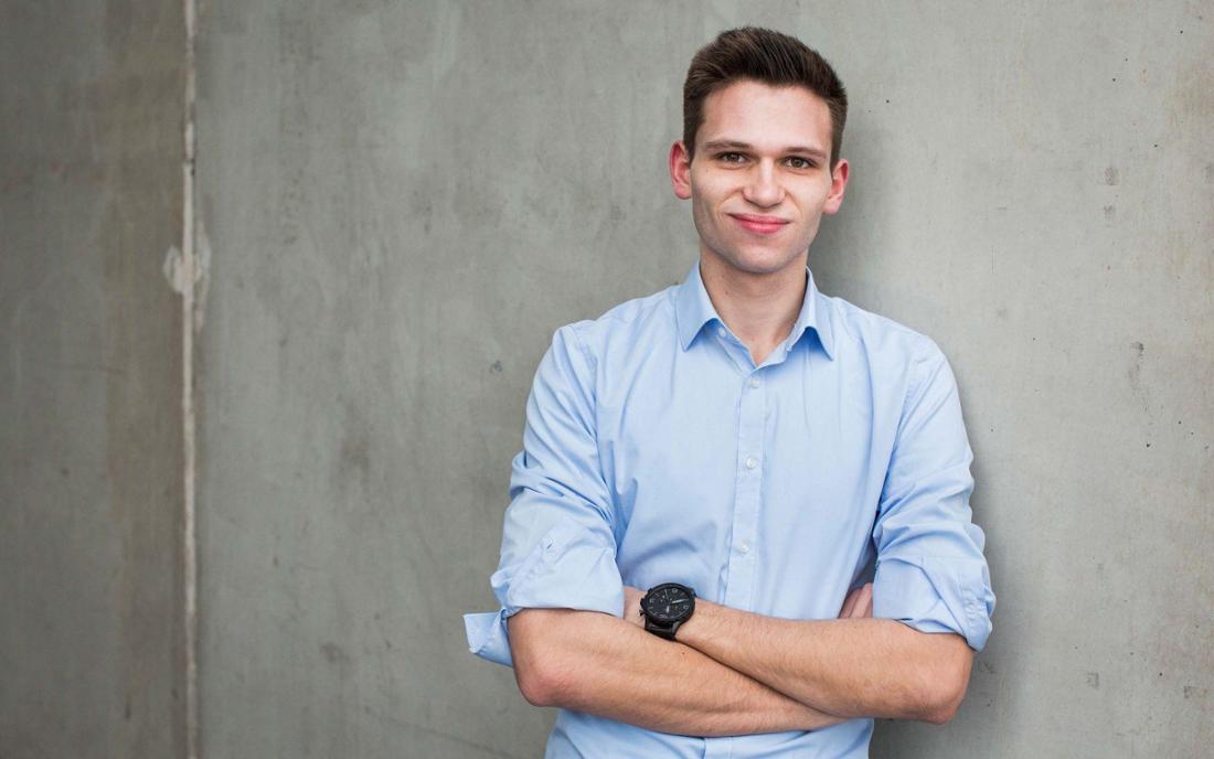 heute-show extra - Next Stop Köster - Fabian Köster wurde am 14. Juli 30 Jahre alt und ist bereits seit 2016 als Außenreporter der Satire-Nachrichtenshow im ZDF im Einsatz. Nun führt er erstmals durch seine eigene Sendung - ein 30-minütiges Gespräch mit einem Spitzenpolitiker oder einer Spitzenpolitikerin.