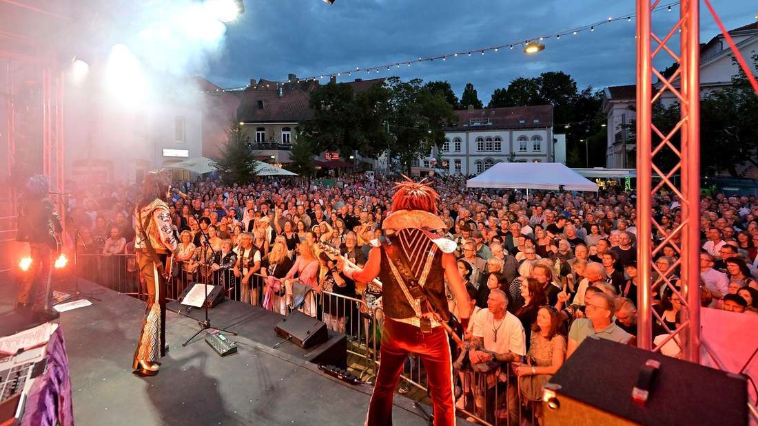Open-Sound Göttingen: Prallvoller Wochenmarktplatz beim Konzert von Sweety Glitter. Foto: Christoph Mischke