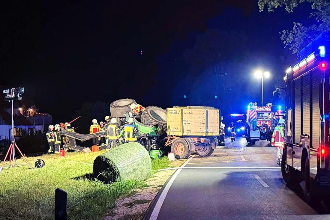 Mit über 1,0 Promille war ein 62-Jähriger in seinem Ford unterwegs und rammte einen Landwirt in seinem Traktor. Die Bilder des Einsatzes.