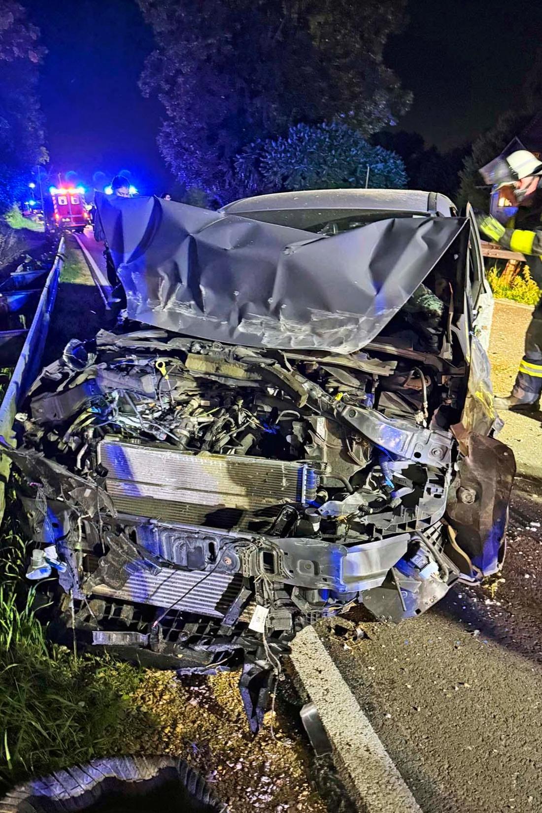 Mit über 1,0 Promille war ein 62-Jähriger in seinem Ford unterwegs und rammte einen Landwirt in seinem Traktor. Die Bilder des Einsatzes.