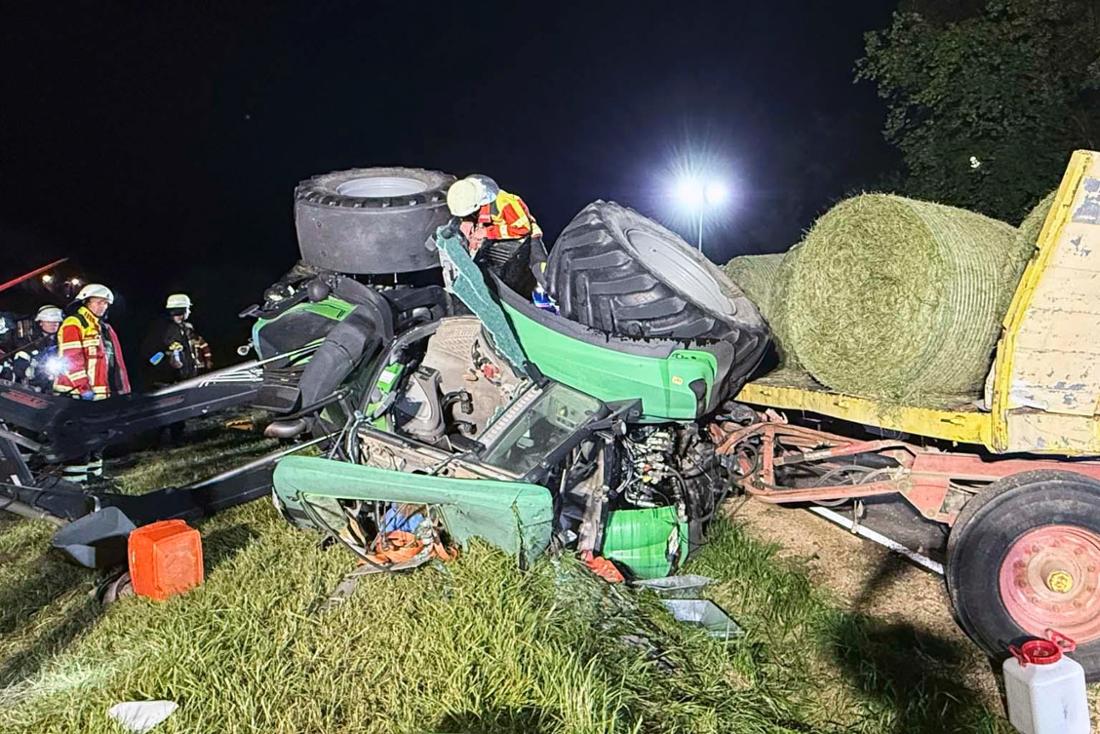 Mit über 1,0 Promille war ein 62-Jähriger in seinem Ford unterwegs und rammte einen Landwirt in seinem Traktor. Die Bilder des Einsatzes.