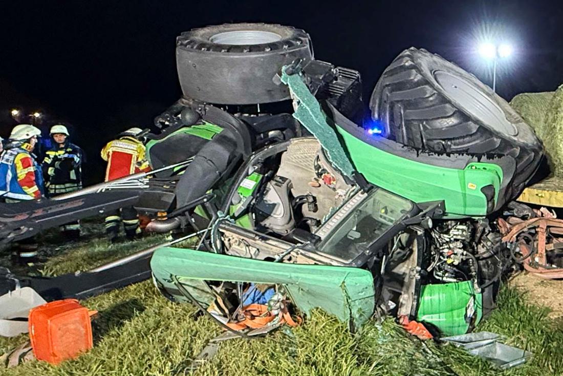 Mit über 1,0 Promille war ein 62-Jähriger in seinem Ford unterwegs und rammte einen Landwirt in seinem Traktor. Die Bilder des Einsatzes.
