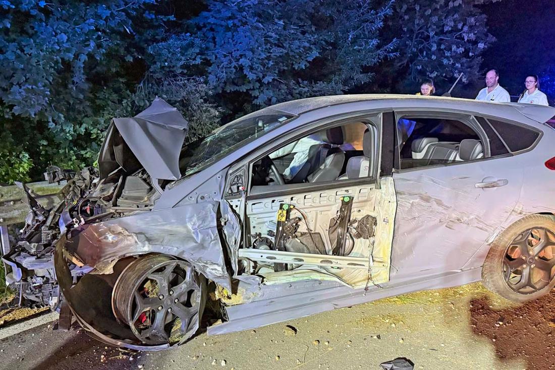 Mit über 1,0 Promille war ein 62-Jähriger in seinem Ford unterwegs und rammte einen Landwirt in seinem Traktor. Die Bilder des Einsatzes.