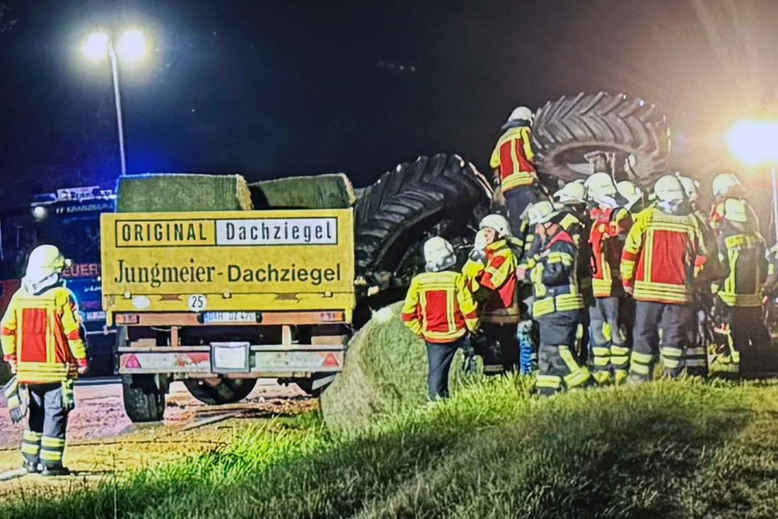 Mit über 1,0 Promille war ein 62-Jähriger in seinem Ford unterwegs und rammte einen Landwirt in seinem Traktor. Die Bilder des Einsatzes.