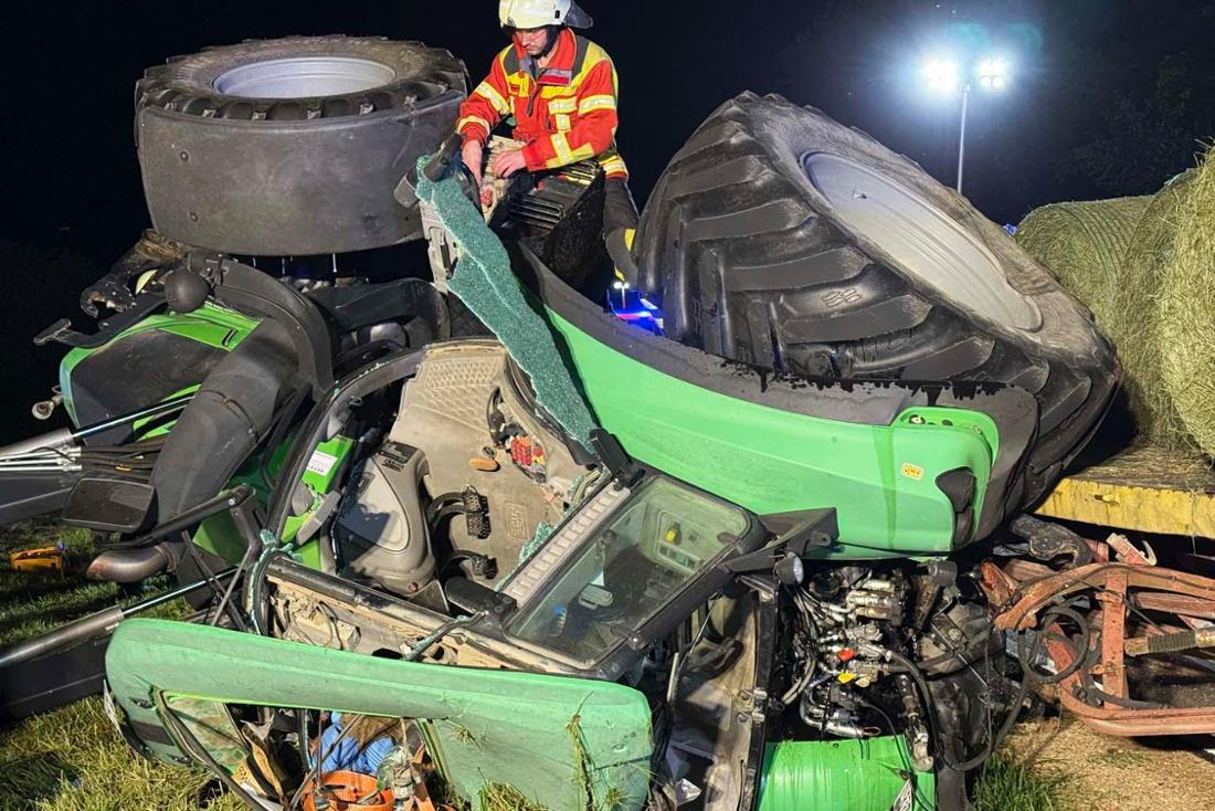 Mit über 1,0 Promille war ein 62-Jähriger in seinem Ford unterwegs und rammte einen Landwirt in seinem Traktor. Die Bilder des Einsatzes.