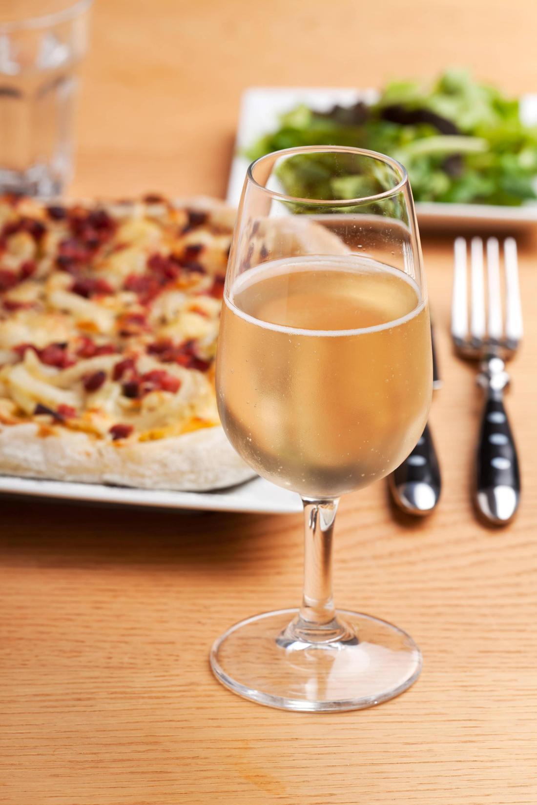 Federweißer wird häufig mit Zwiebelkuchen oder Flammkuchen serviert