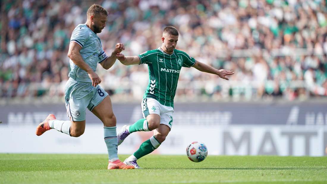 Werder Bremen im Liveticker gegen Udinese Calcio: Romano Schmid (rechts) traf vom Elfmeterpunkt für Werder und beendete so eine Torlos-Serie von 427 Minuten.