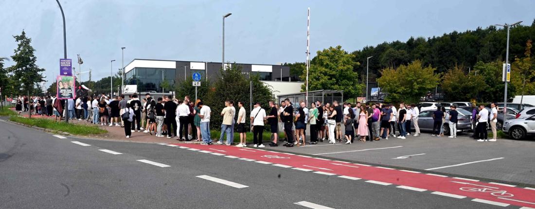 Bereits eine Stunde vor der Ausstellungseröffnung hatte sich vor der Galerie Mensing eine lange Schlange gebildet.