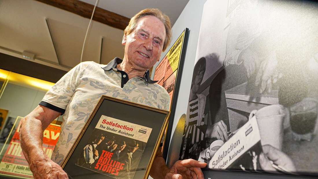 Glanzstück der Ausstellung: Gerd Coordes mit der signierten „Satisfaction“-Single, die Gabriele von Pappenheim bei ihrem Treffen mit Jagger & Co. erhielt. Auf dem Foto des unvergesslichen Tages (rechts) ist es ebenfalls zu sehen – da noch ohne die wertvollen Unterschriften.