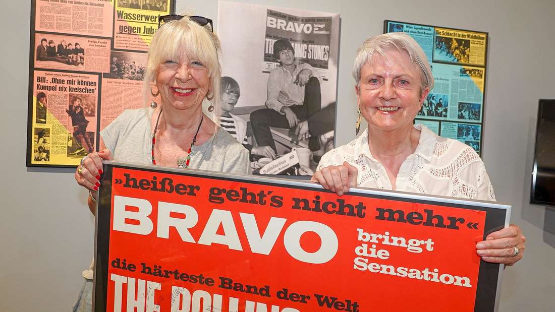 Evelyn Adam (links) und Gabriele von Pappenheim mit dem signierten Konzertplakat – genau jenem, das vor 60 Jahren am Ort ihres legendären Treffens mit den Rolling Stones hing.