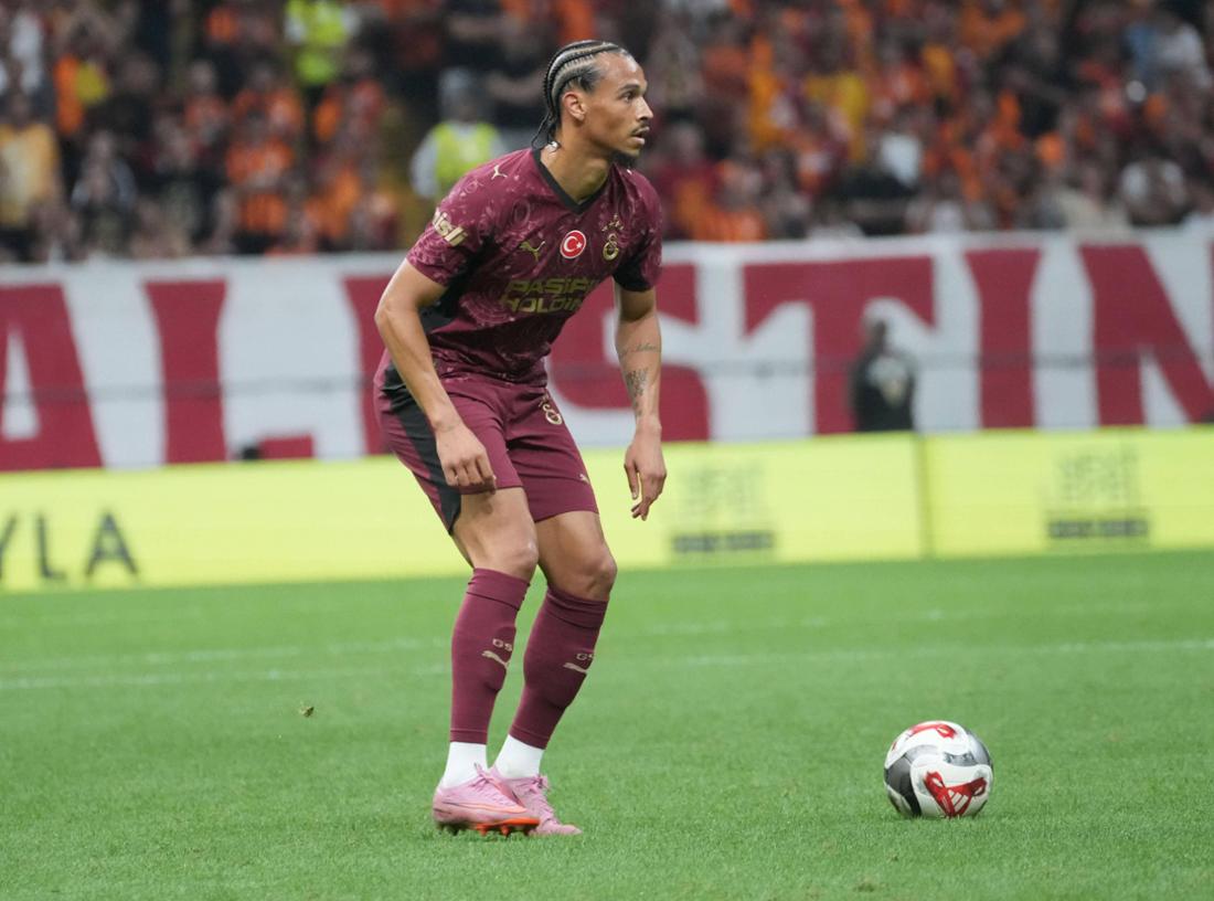 Das Debüt bei Galatasaray ist für Leroy Sané nicht erfolgreich verlaufen, es folgt Kritik.