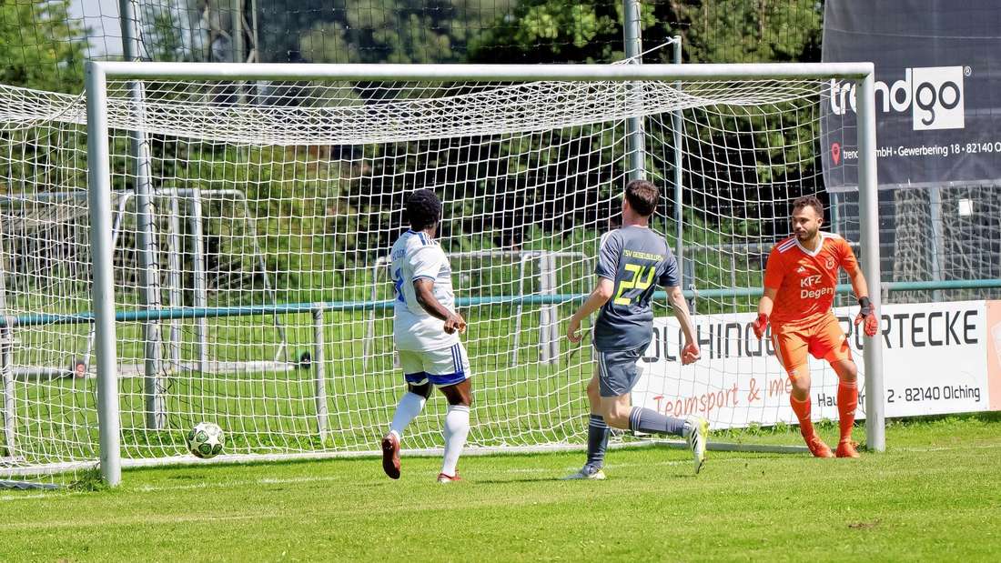 Der TSV Geiselbullach (in Grau) mit Spielertrainer Stefan Held (in Orange) im Spiel gegen den FC Deisenhofen II (weiße Trikots).