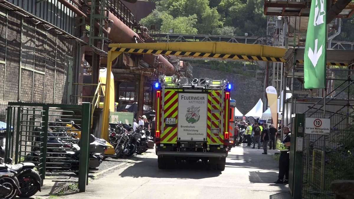 Fahrzeug fliegt in Richtung Menschen