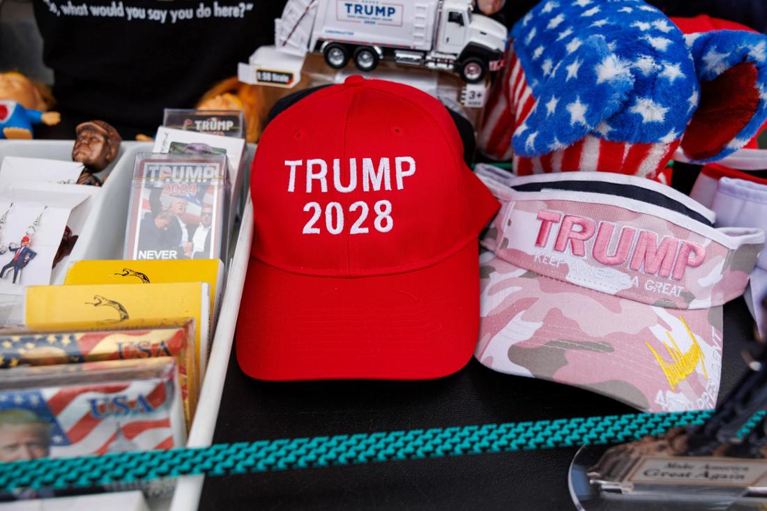 Eine Mütze mit der Aufschrift „Trump 2028“ ist auch in Trumps Online-Shop erhältlich. 