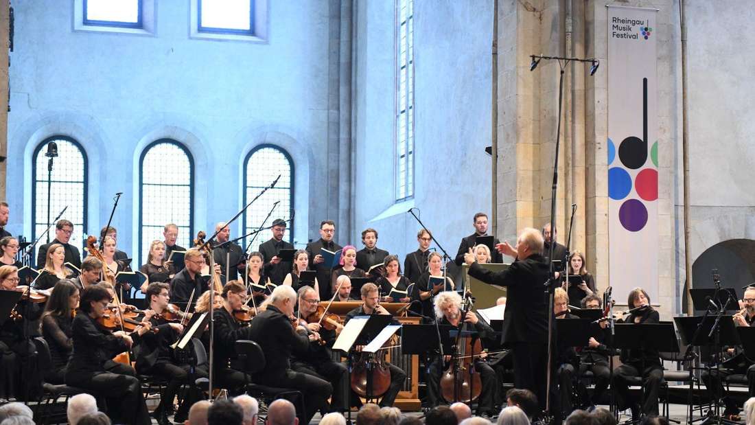 Der Tenebrae Choir und das Kammerorchester Basel in der Basilika von Kloster Eberbach.