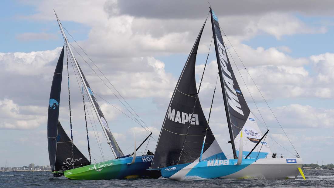 dpatopbilder - 10.08.2025, Schleswig-Holstein, Kiel: Segeln, Ocean Race Europe, Start zur Regatta über 6 Etappen in Europa. Die Rennyachten vom Team Holcim - PRB (l) und vom Team Allagrande Mapei Racing kollidieren kurz nach dem Start auf der Kieler Förde. (zu dpa: „Startdrama im Ocean Race urope: Zwei Boote kehren zurück“) Foto: Marcus Brandt/dpa +++ dpa-Bildfunk +++