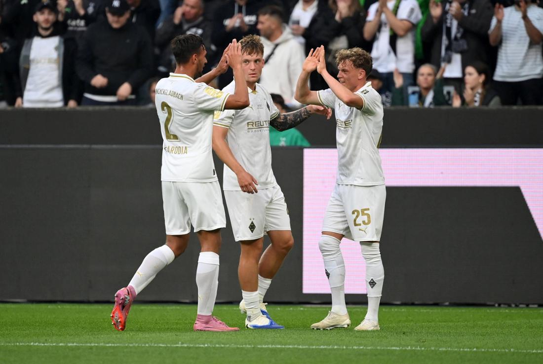 Luca Netz (m.) winkt bei Borussia Mönchengladbach womöglich eine neue Chance.