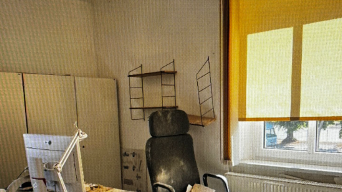 In einer Polizeidienststelle in Brandenburg fällt plötzlich die Decke auf den Schreibtisch.