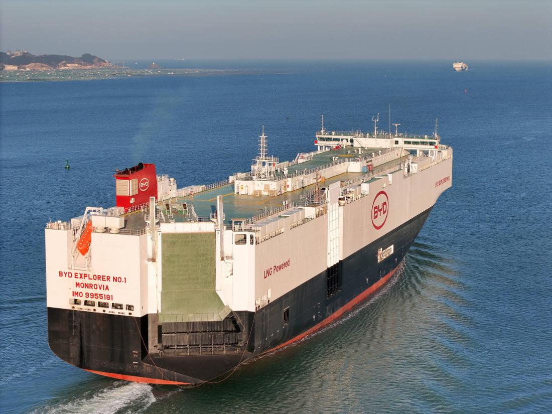 Das Frachtschiff BYD-Explorer No.1 fährt auf dem Meer.