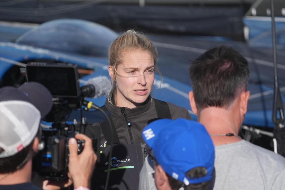 10.08.2025, Schleswig-Holstein, Kiel: Segeln: Ocean Race Europe, Start zur Regatta über 6 Etappen in Europa. Rosalin Kuiper (Niederlande), Skipperin vom Team Holcim - PRB, beantwortet nach der Rückkehr im Kieler Hafen die Fragen der Medienvertreterinnen und Medienvertreter. Zuvor war ihre Yacht mit der Rennyacht vom Team Allagrande Mapei Racing kurz nach dem Start kollidiert. Foto: Marcus Brandt/dpa +++ dpa-Bildfunk +++