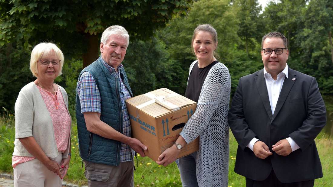 Hilfstransport für Weyhes Partnerkommunen in Madona: (v.l.) Ingrid Söfty (DRK Kirchweyhe), Adolf Janßen (Förderverein Weyhe-Madona), Hedda Stock (Gemeinde Weyhe) und Bürgermeister Frank Seidel.