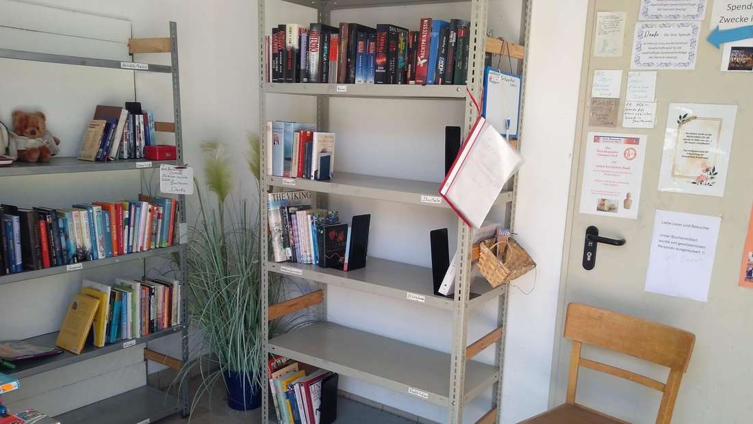Halbleeres Bücherregal in Breitbrunner Bücherstüberl