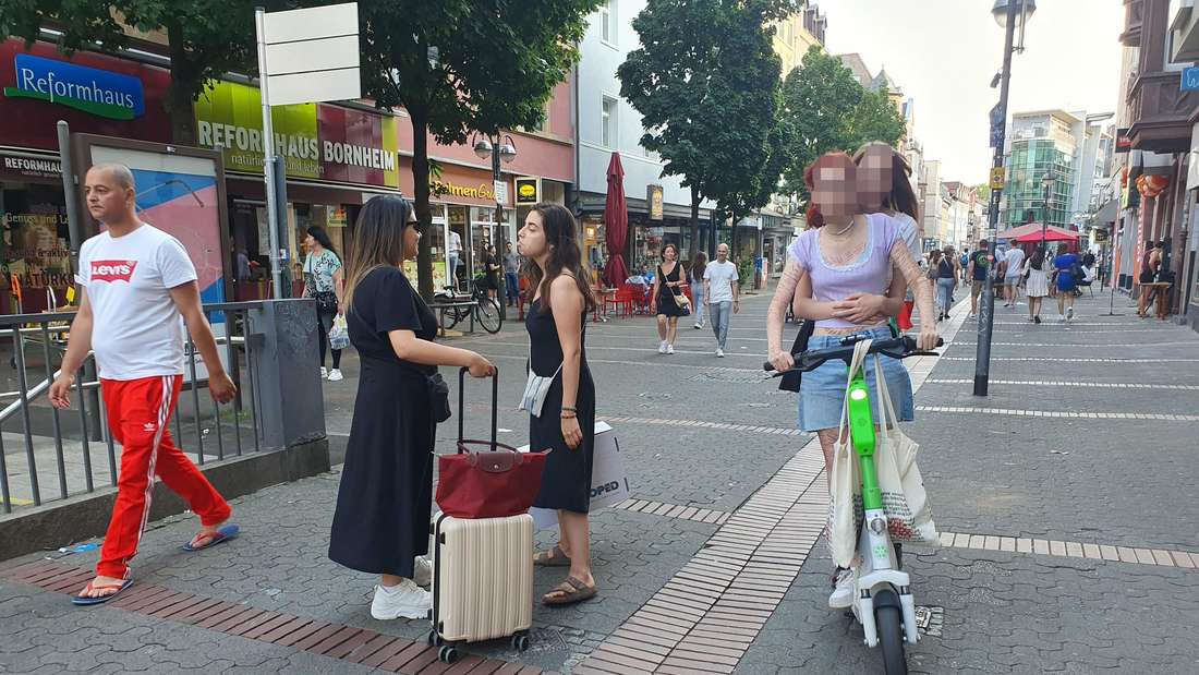 E-Scooter, illegal geparkt mitten auf dem Gehweg am Zebrastreifen und illegales Fahren zu zweit und in der Fußgängerzone (das ist verboten) in Berger Straße und Saalburgstraße in Bornheim an U-Bahnhof Bornheim Mitte