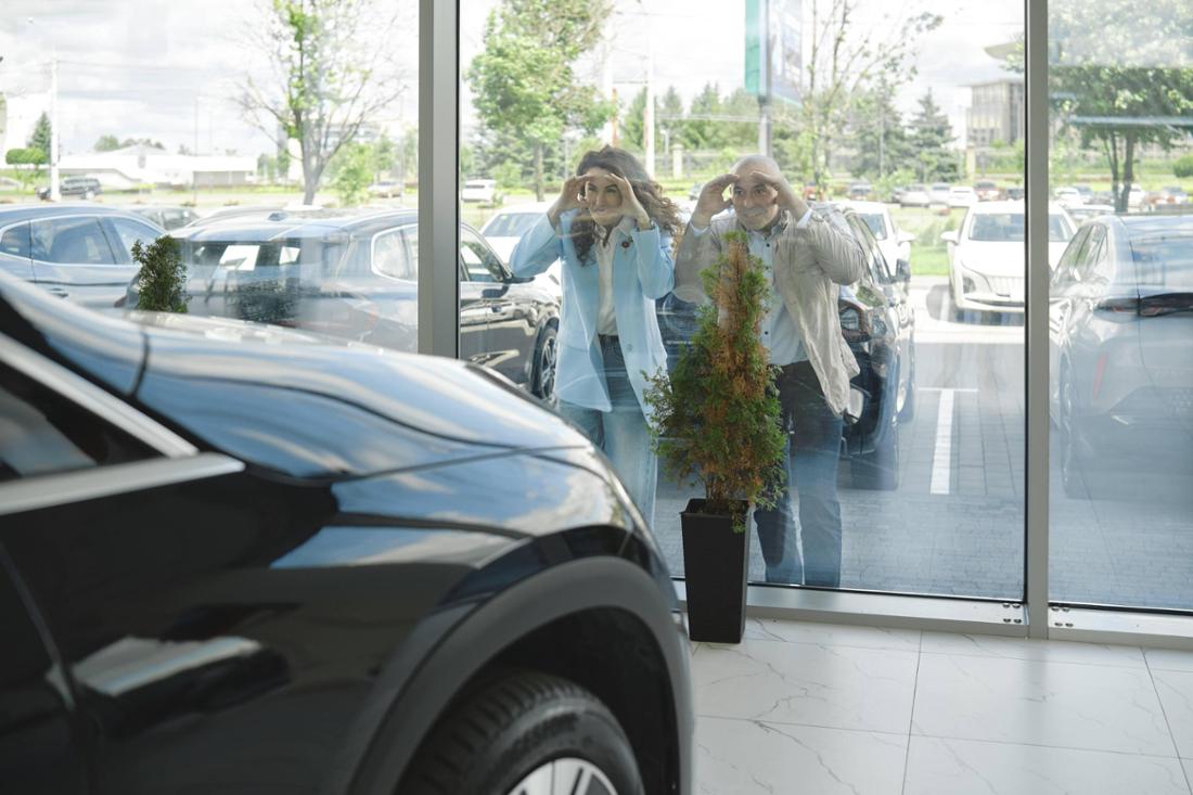 Ein großer Autohändler mit Standorten in Köln und Berlin ist insolvent. 