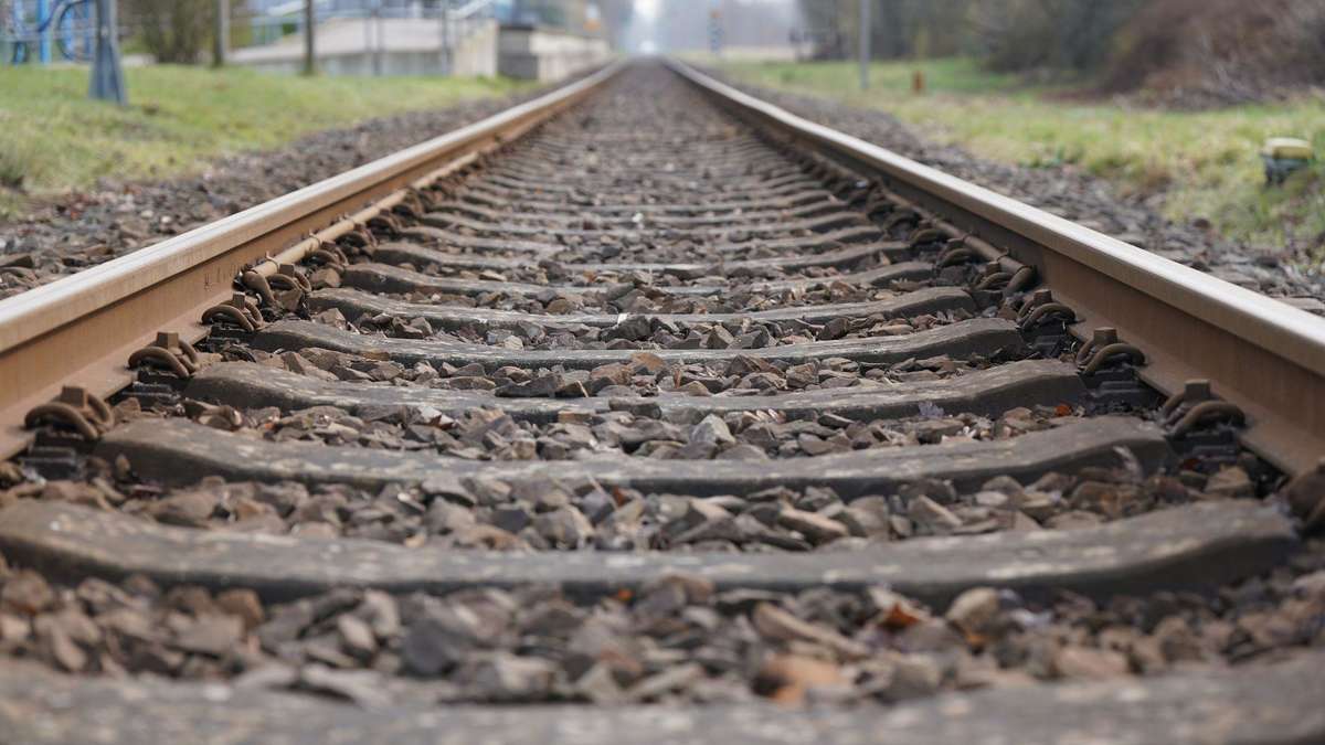 Neubau oder Sanierung? Streit um wichtige Bahnstrecke