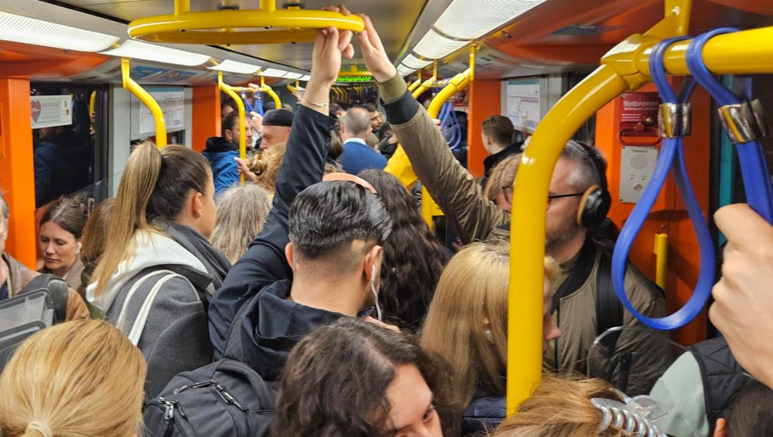 Fahrgäste gedrängt in U4