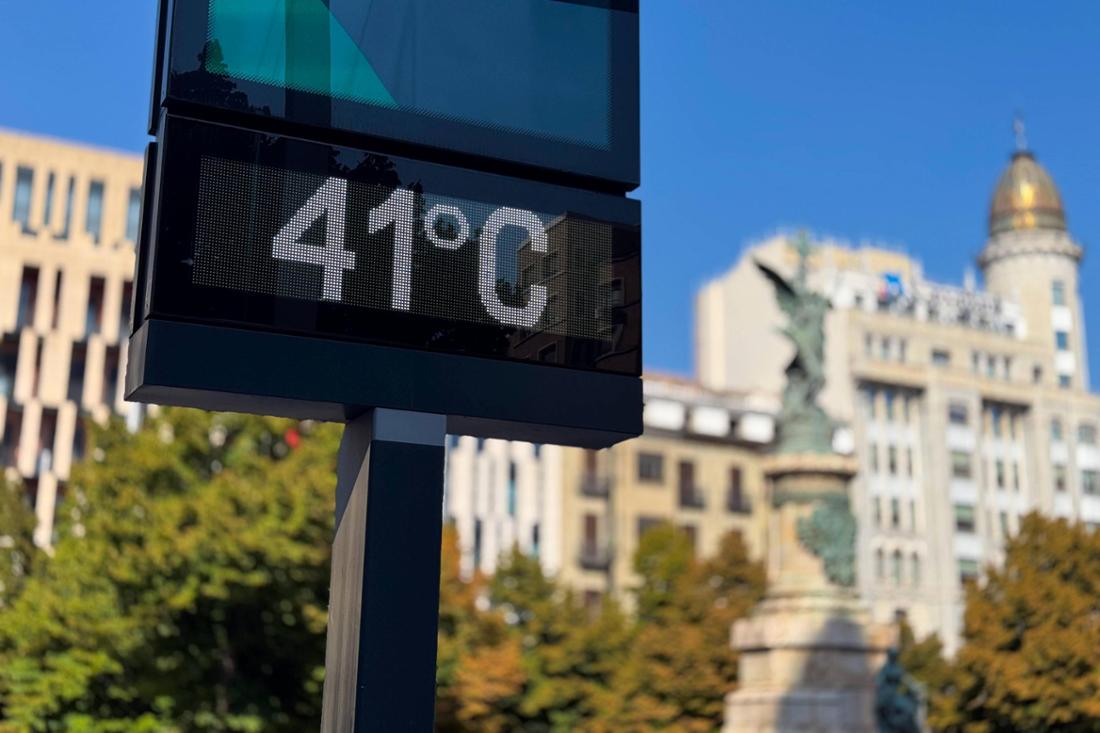 Ein Thermometer auf der zentralen Plaza de Espana zeigt während der Hitzewelle, die Europa erfasst, 41 °C an.
