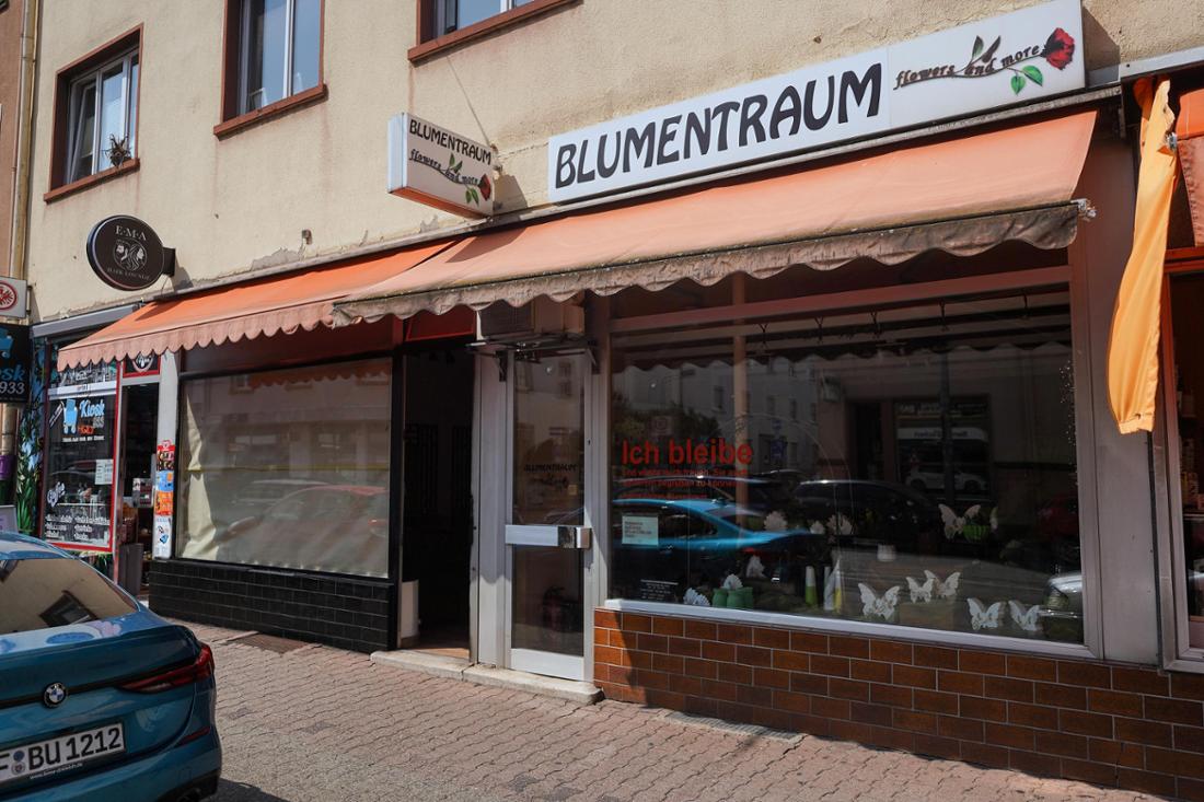 Geschichte über schließende Läden in Niederrad.Nun sieht es so aus:Der Eisen Ernst in der Schwarzwaldstraße 48 ist raus. Kann man von außen fotografieren.Der Frisör in der Bruchfeldstraße 38 ist auch raus, es ist alles blickdicht abgehängt. Dafür ist nebenan der Blumenladen weiter drin - und bleibt es auch bis Mai. Die Besitzerin will nur kein Foto von sich. Man könnte die beiden Läden aber zusammen von der Straße aus fotografieren.Christoph Boeckheler 12.08.2025copyright boeckheler 2025