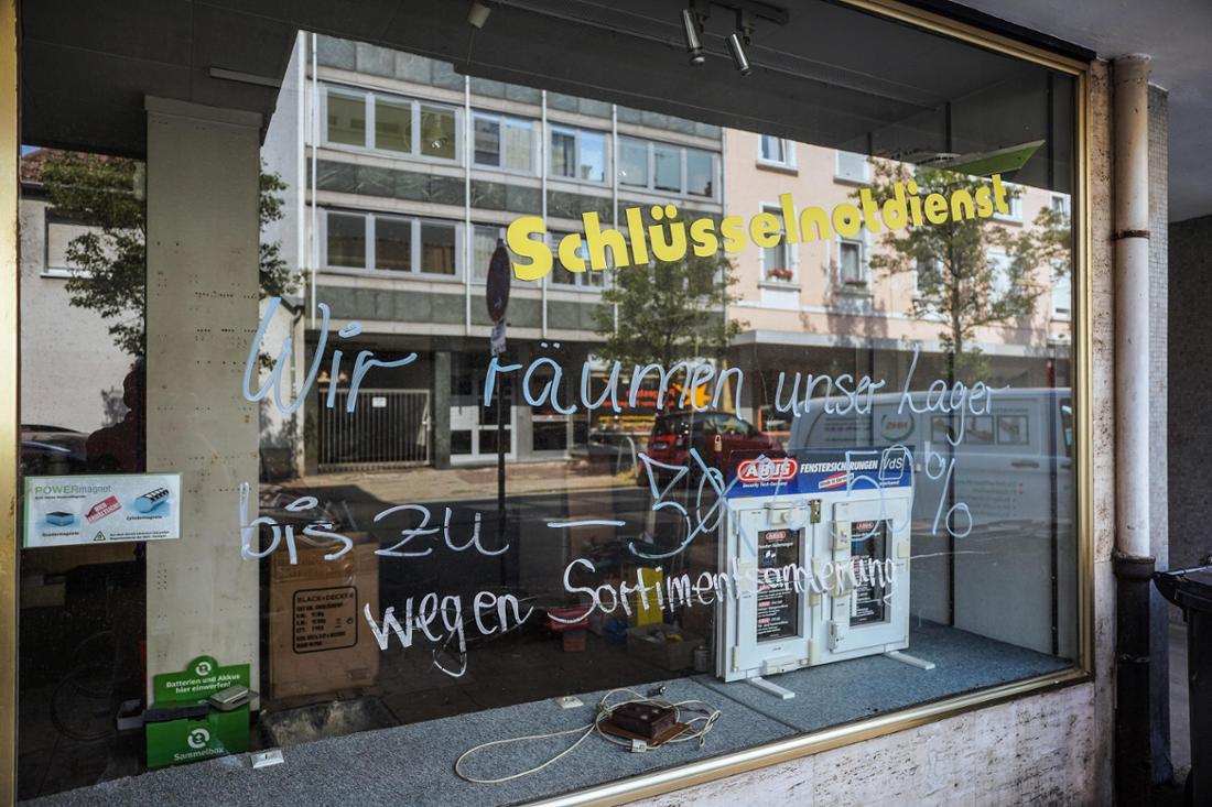 Geschichte über schließende Läden in Niederrad.Nun sieht es so aus:Der Eisen Ernst in der Schwarzwaldstraße 48 ist raus. Kann man von außen fotografieren.Der Frisör in der Bruchfeldstraße 38 ist auch raus, es ist alles blickdicht abgehängt. Dafür ist nebenan der Blumenladen weiter drin - und bleibt es auch bis Mai. Die Besitzerin will nur kein Foto von sich. Man könnte die beiden Läden aber zusammen von der Straße aus fotografieren.Christoph Boeckheler 12.08.2025copyright boeckheler 2025