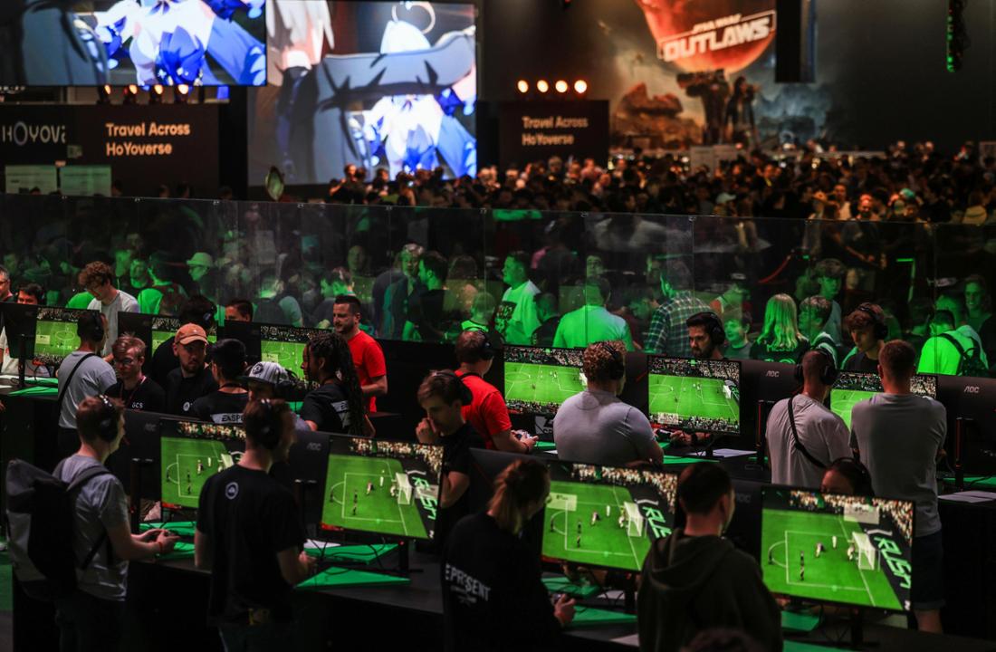 ARCHIV - 22.08.2024, Nordrhein-Westfalen, Köln: Besucher der Gamescom probieren Spiele aus. Die Computer- und Videospielmesse Gamescom findet vom 20.-24.08.2024 in Köln statt. (zu dpa: „Wachstumsdelle überwunden: Gaming-Markt zieht wieder an“) Foto: Oliver Berg/dpa +++ dpa-Bildfunk +++