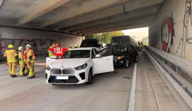 Drei Fahrzeuge kollidieren – Fahrstreifen gesperrt