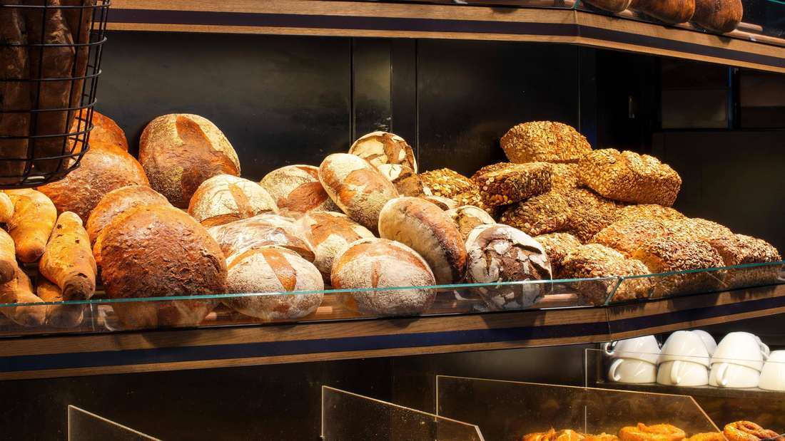 Verschiedene Brotsorten in einer Bäckerei.