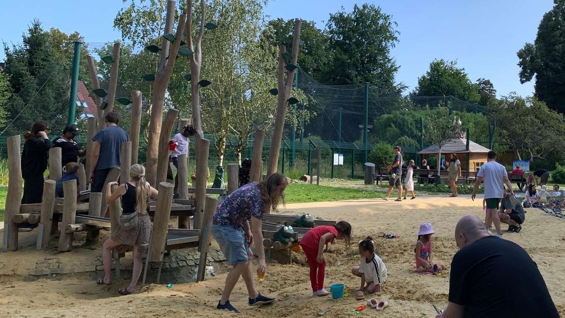Eine große Sandfläche samt kleinem Wasserspielplatz ist Teil des Bochumer Storchenerlebnisparks.