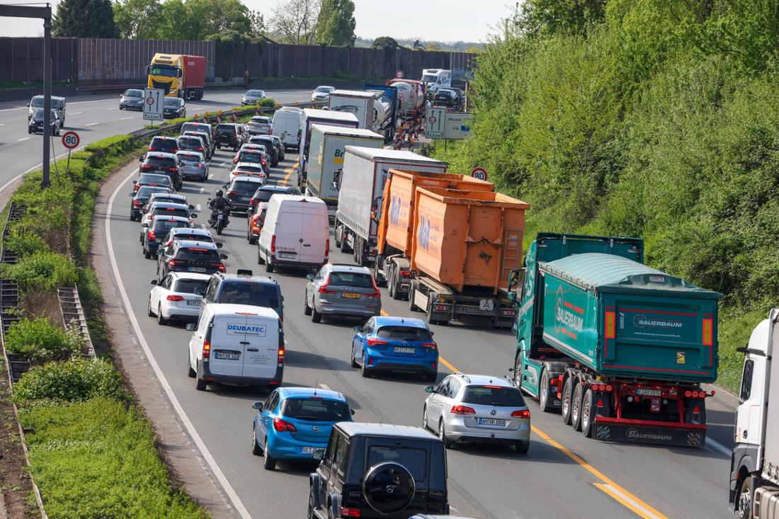 Stau auf der Autobahn A3 wegen der Verengung von drei auf zwei Fahrspuren. Duisburg, NRW