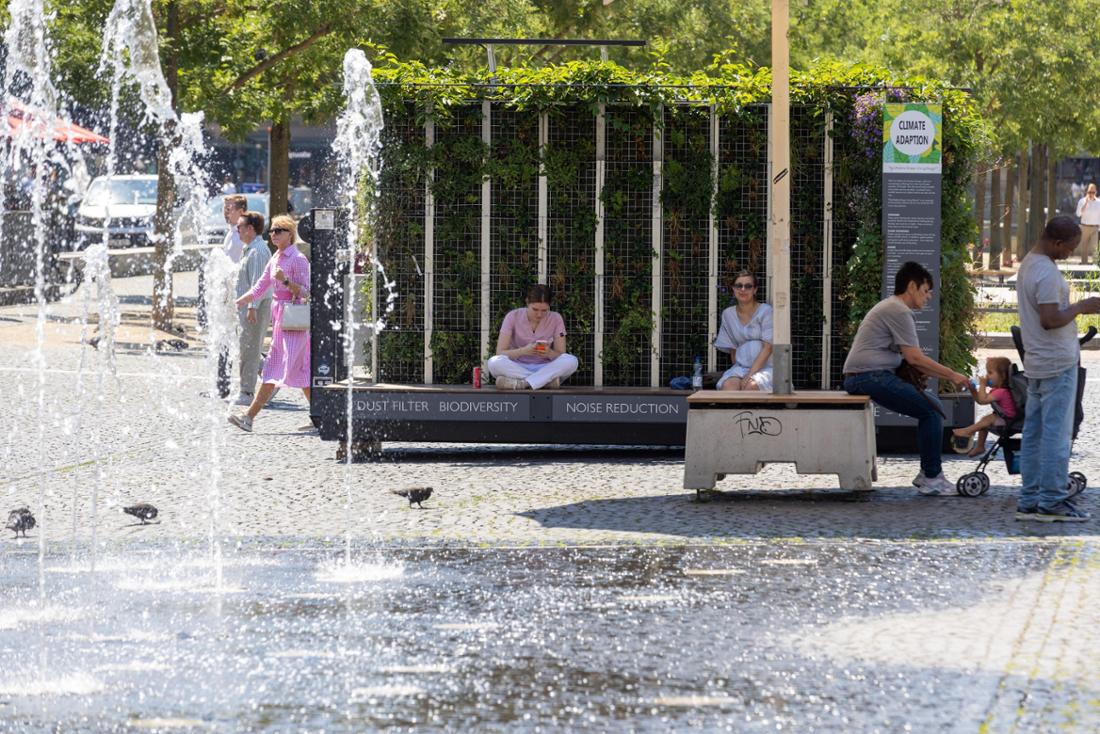 FOTO TAGESSATZFrankfurt: Hitze in der Großstadt. Der heißeste Tag des Jahres in Frankfurt. Um die Mittagszeit suchen die Menschen Schutz vor der Sonnen im Schatten.Foto aufgenommen am 02.07.2025Foto: Rolf Oeser Mobiles Grünes Zimmer auf dem Rathenauplatz.