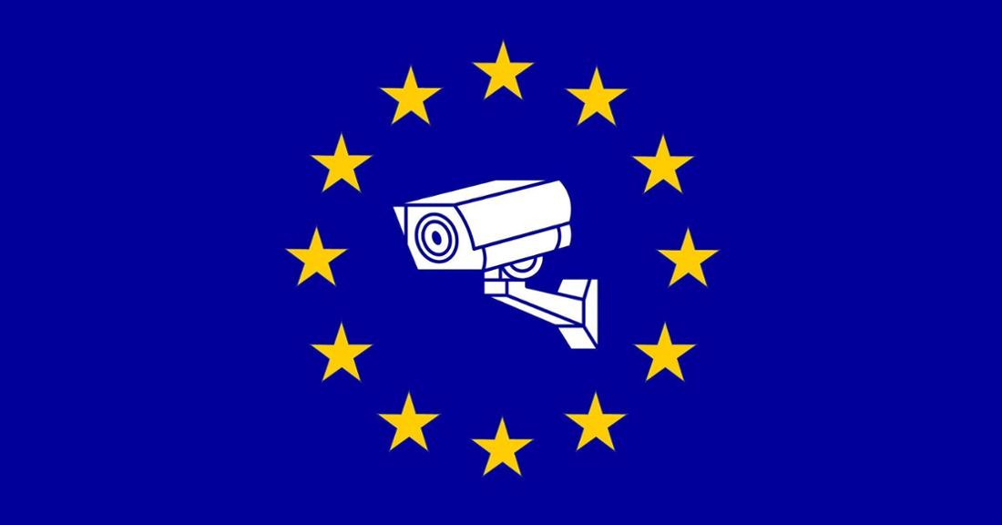 EU-Flagge, in der Mitte eine Überwachungskamera